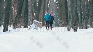 穿运动服装的男女青年在冬林慢跑